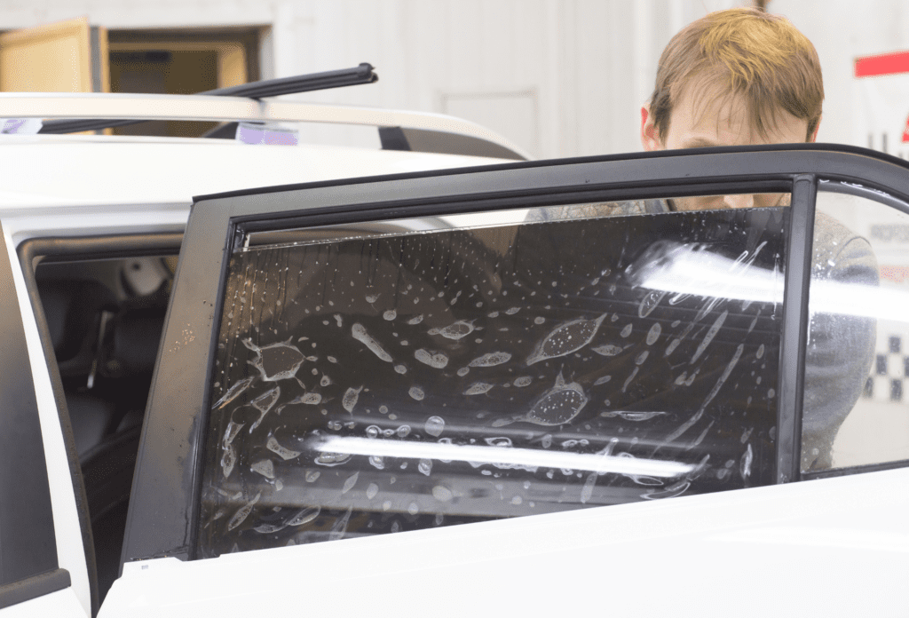 Vieni-a-scoprire-le-pellicole-per-vetri-nella-nostra-officina-1024x696
